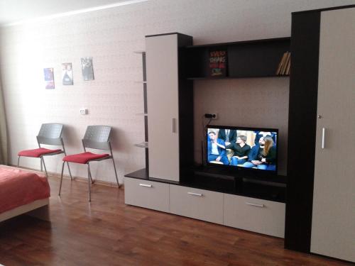 Una televisión o centro de entretenimiento en Apartment on prospekt Mira 24