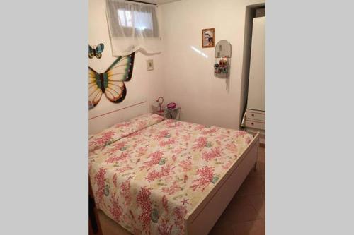 オルビアにあるCasa Mirtoのベッドルーム1室(壁に蝶が描かれたベッド1台付)