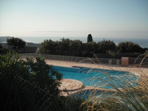 une piscine entourée d'une clôture dans l'établissement Les Emeraudes, à La Croix-Valmer
