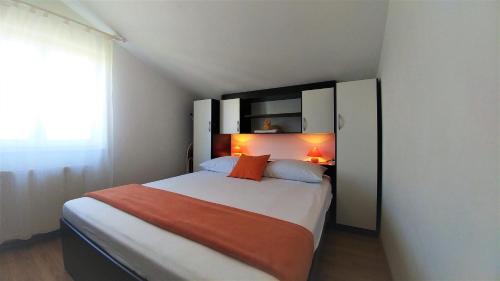 Postel nebo postele na pokoji v ubytování Apartments & Rooms Milena