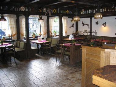 ein Restaurant mit Tischen und Stühlen in einem Zimmer in der Unterkunft Landhaus im Grund in Lennestadt