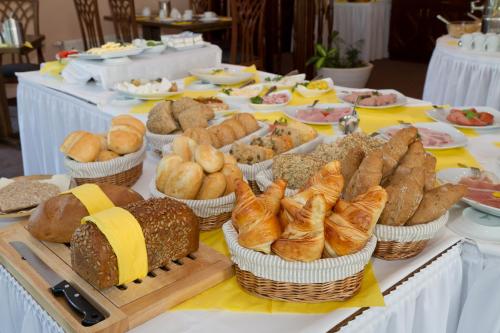 a table topped with lots of different types of bread at Hotel-Marks-Garni in Zingst