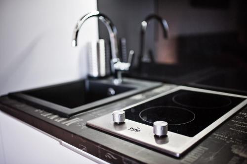 Una encimera de cocina con un fregadero y un fregadero. en Good Time Apartments Bóżnicza 1 & Małe Garbary 8 - Centrum Poznania, 2 min od Starego Rynku, en Poznan