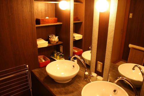 a bathroom with two sinks and a mirror at Shorenkan Yoshinoya in Kyotango