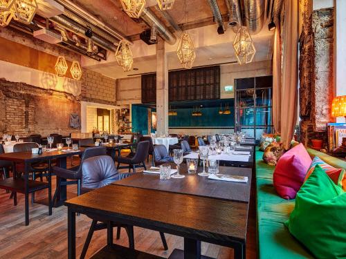 um restaurante com mesas e cadeiras em uma sala em Hotel Anker Luzern em Lucerna