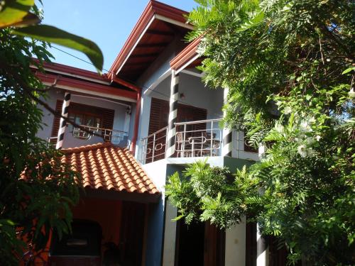 米欣塔勒的住宿－Rock Villa Relax City Home，带阳台和树木的白色建筑