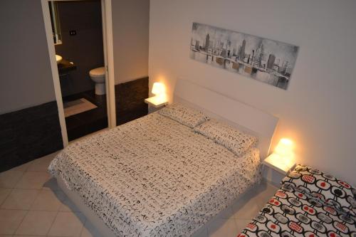 ein kleines Schlafzimmer mit einem Bett und einem Spiegel in der Unterkunft HomeNapoli in Neapel