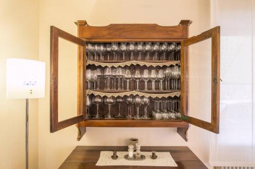 un armario lleno de copas de vino en una pared en Ca' Ada, en Faver