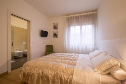 Un dormitorio con una cama grande y una ventana en Ca' Ada, en Faver