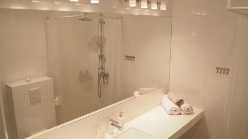 A bathroom at Svoboda Apartament