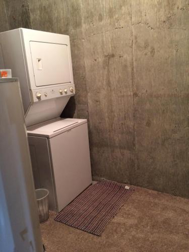 a kitchen with a washer and dryer in a room at Heart of Peachland in Peachland