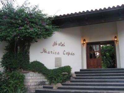 un edificio con escaleras que conducen a una puerta en Hotel Marina Copan, en Copan Ruinas