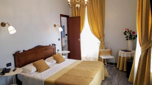 a bedroom with a bed and a window at Hotel Ponte Sassi in Turin