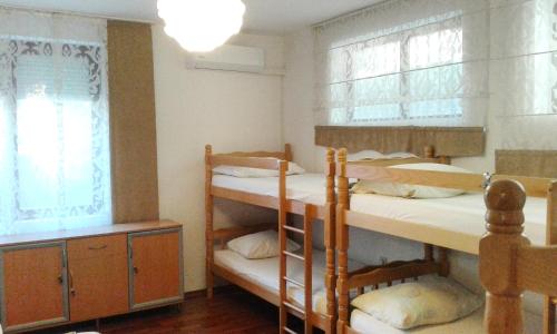 เตียงสองชั้นในห้องที่ Hostel Nina Mostar