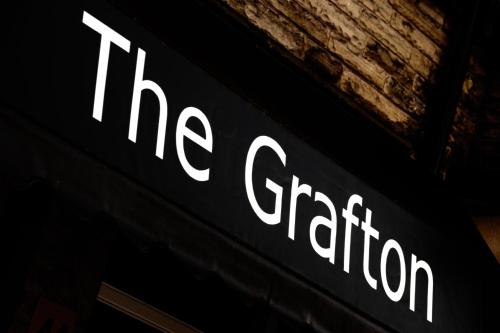 Sijil, anugerah, tanda atau dokumen lain yang dipamerkan di The Grafton