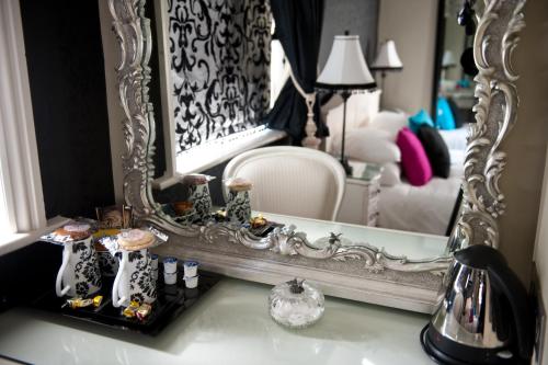 een kamer met een spiegel en een tafel met eten bij The Grafton in Harrogate