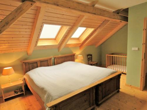 Postel nebo postele na pokoji v ubytování renovated house with stunning of Bohemian Forest