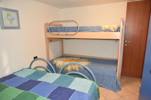 Двухъярусная кровать или двухъярусные кровати в номере Holiday Home Marilu