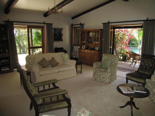 a living room with a couch and two chairs at Thorold Country House in Thames