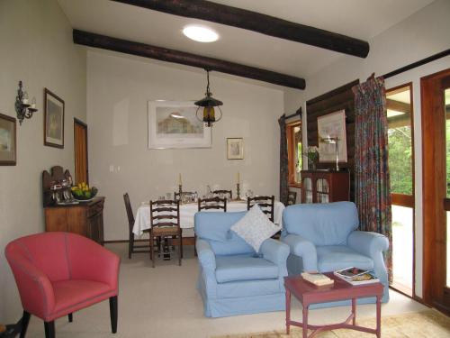 a living room with two chairs and a table at Thorold Country House in Thames