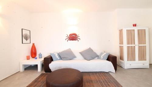 a living room with a bed and a table at Sibilla in Gallipoli