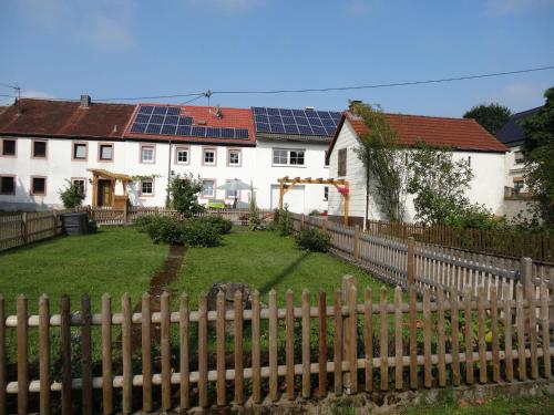 una casa con paneles solares en el techo en Spacious Apartment in Meisburg with Terrace en Meisburg