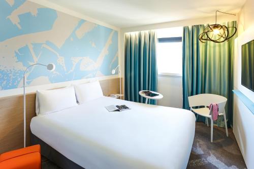 Ένα ή περισσότερα κρεβάτια σε δωμάτιο στο ibis Styles Toulouse Nord Sesquieres