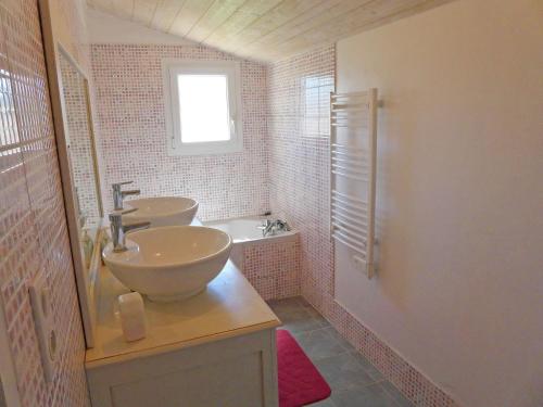 une salle de bain avec un lavabo, des toilettes et une baignoire dans l'établissement Narbonne Holiday Home with Pool, à Narbonne