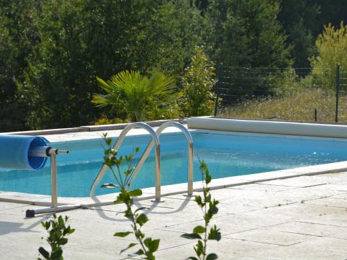 uma piscina ao lado de uma piscina azul em Spacious villa in Piquecos with private pool em Piquecos
