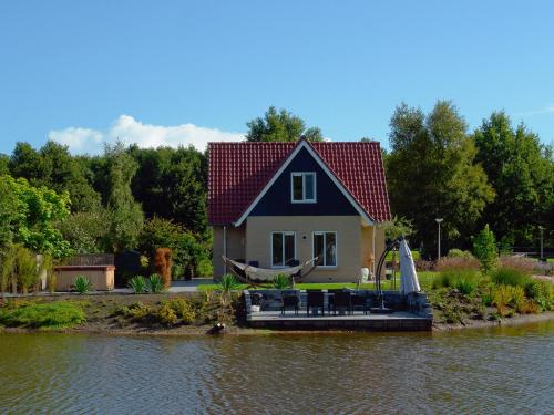 Well-kept house with a bubble bath, 20 km from Assen