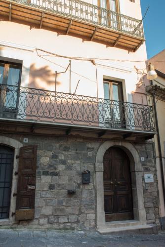 a building with a balcony on top of it at Le Stanze Dell'Imperatore B&B in Melfi