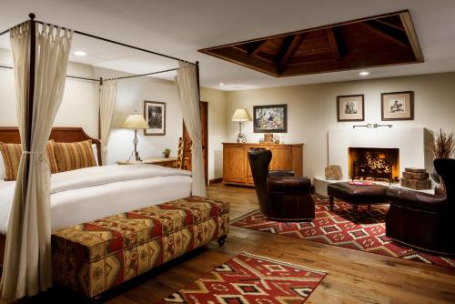 una camera con letto e camino di The Hermosa Inn a Phoenix