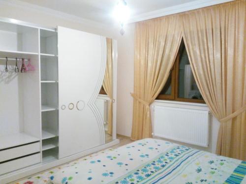 トラブゾンにあるEvim Trabzon Apartmentのベッドルーム(ベッド1台、窓付)