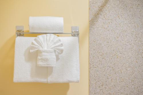 a couple of towels on a towel rack in a bathroom at Oakland Airport Executive Hotel in Oakland