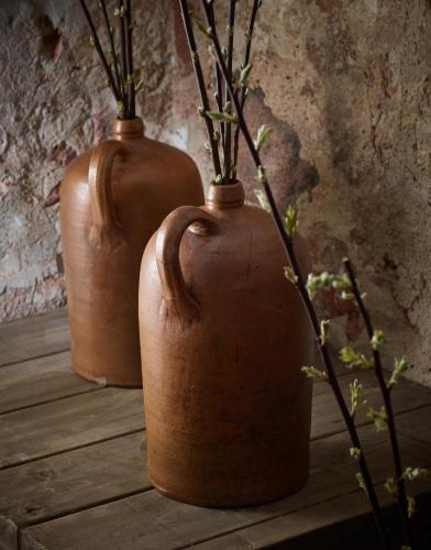 two brown vases sitting on top of a wooden table at Haraldskær Sinatur Hotel & Konference in Vejle