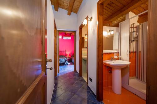 カステッランマーレ・デル・ゴルフォにあるAppartamento Mediterraneoのバスルーム(洗面台、トイレ付)が備わります。