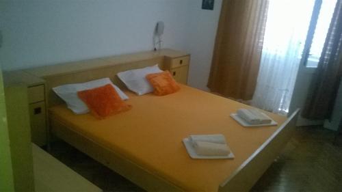 Un pat sau paturi într-o cameră la Apartments Jaksa