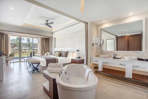 Kamar mandi di Hideaway at Royalton Negril, An Autograph Collection All-Inclusive Resort - Adults Only