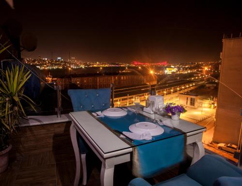 uma mesa na varanda com vista para uma cidade em Grand Hurriyet Hotel em Istambul