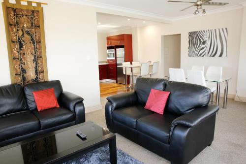 A seating area at Hampton Court Apartments