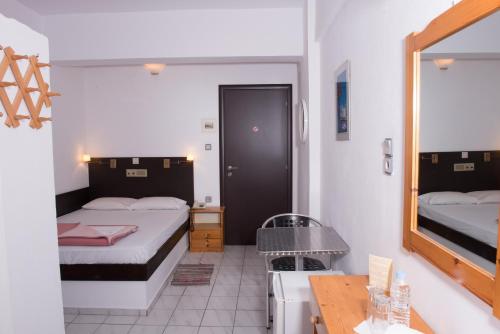Una cama o camas en una habitación de Alexander Beach Hotel