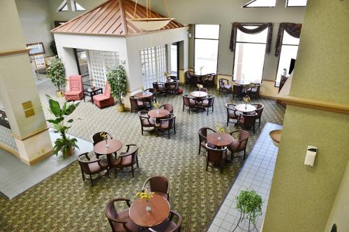 an overhead view of a restaurant with tables and chairs at Americas Best Value Inn - Tunica Resort in Tunica Resorts