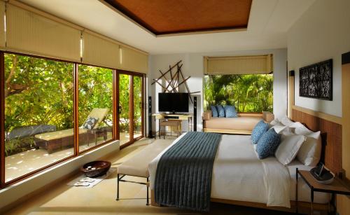 Cagraray的住宿－米斯碧海灣，一间带大床的卧室和一个阳台