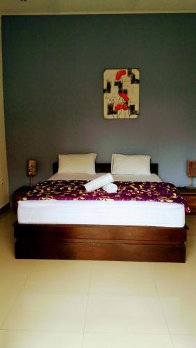 a large bed in a room with at Bunutbali Villas88 in Nusa Lembongan