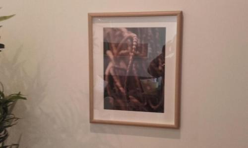 a picture hanging on a wall in a room at El Globo in Valencia