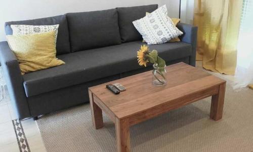 a living room with a couch and a coffee table at El Globo in Valencia