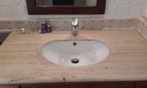 a white sink in a bathroom with a mirror at El Globo in Valencia