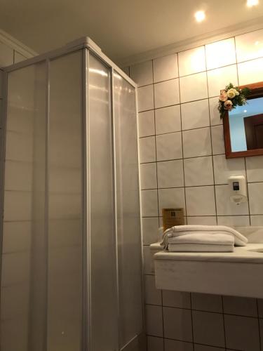 オリンピアにあるHotel Pelopsのバスルーム(シャワー、シンク、タオル付)