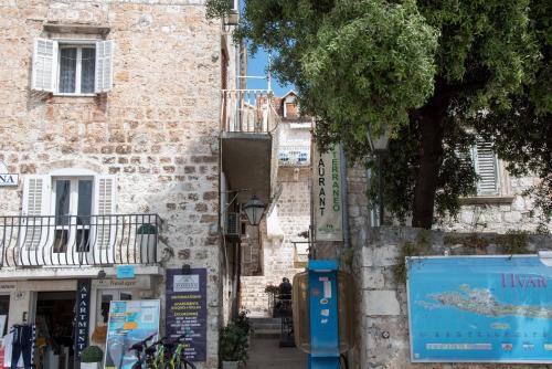 une rue étroite dans une ville avec un bâtiment dans l'établissement Old Town Hvar Apartment, à Hvar