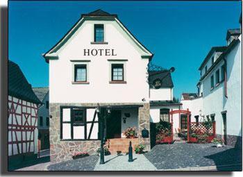 un grande edificio bianco con le parole hotel di Hotel Restaurant Zur Pfanne a Coblenza